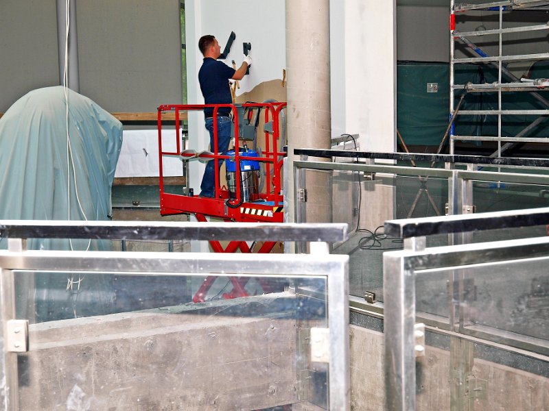 Die schweren Baumscheiben erhalten ihren  neuen Platz